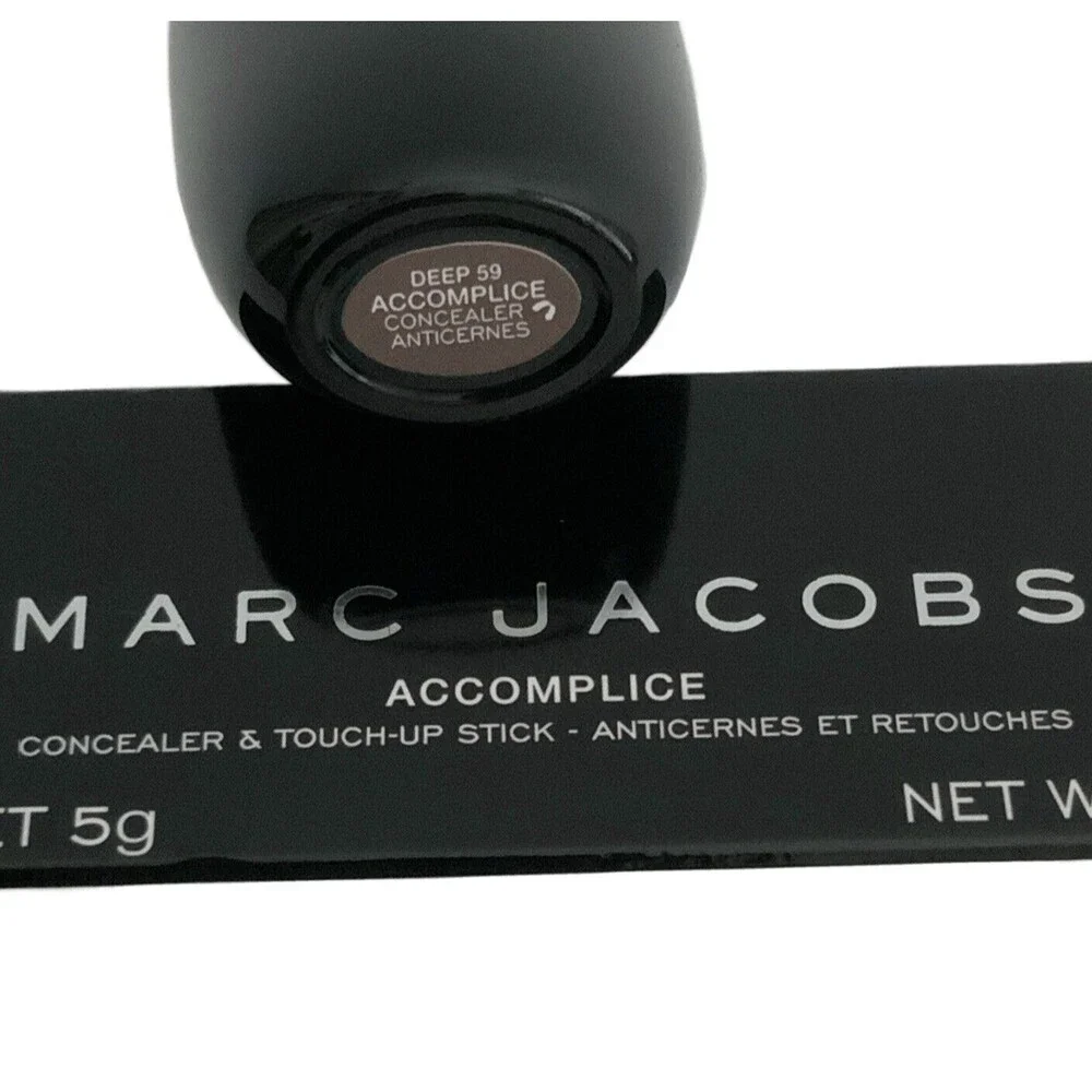 Marc Jacobs Accomplice Deep 59 Concealer & Touch Up Stick Net 5g